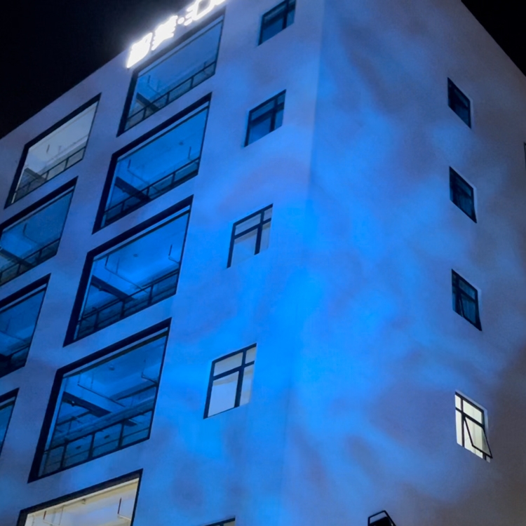 How to use the water waving projector to lighten the building