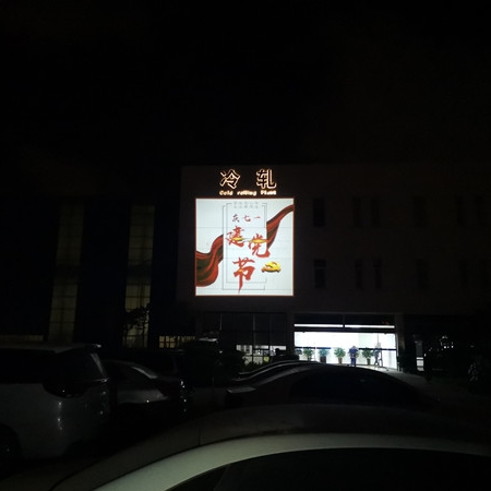 The huge outdoor projector makes the advertisement effects better