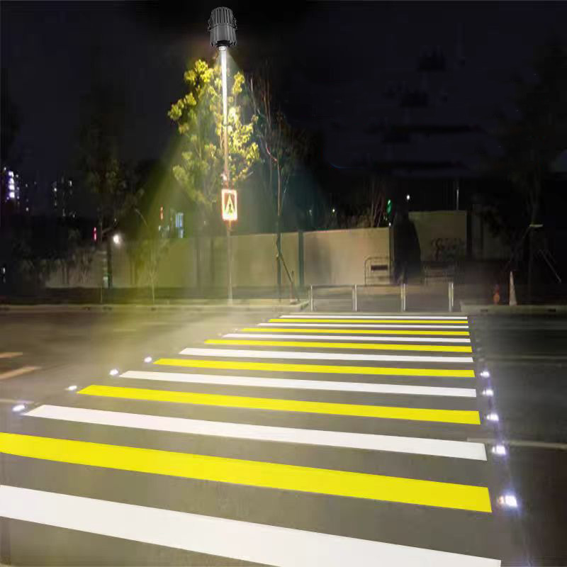 Zebra crossing projection lights are more eye-catching at night to ensure urban safety